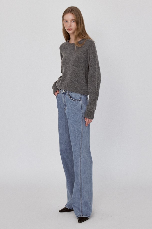 딥블루 컬러의 Shape Curved 데님 팬츠는 남녀 모두 착용 가능한 릴랙스핏 긴바지입니다. 고밀도 데님 원단과 뻣뻣한 촉감으로 탄탄한 착용감을 선사하며, 봄, 가을에 적합합니다. YKK 지퍼를 사용하여 내구성을 높였으며, 자연스러운 슬럽 텍스처가 특징입니다. 곡선 옆선 디자인으로 다리가 길어 보이는 릴랙스핏 데님 팬츠는 캐주얼, 미니멀, 클래식 스타일을 즐겨 입는 분들께 추천합니다. 데일리룩에 편안함과 스타일을 더해보세요.
