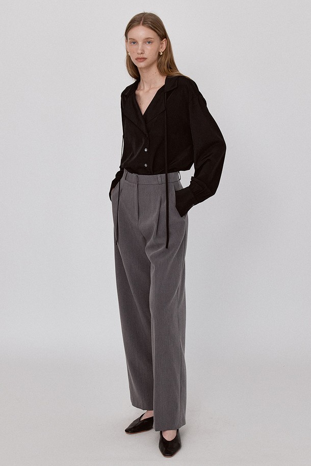 클래식 원턱 와이드 슬랙스 - 그레이는 미니멀하고 시크한 스타일을 추구하는 분들을 위한 포멀 및 일상용 슬랙스입니다. 가을에 적합한 중간 두께감의 폴리에스터, 레이온, 스판덱스 혼방 소재로 제작되어 부드러운 촉감과 릴랙스 핏을 제공합니다. 와이드 핏에 원턱 디테일을 더해 편안하면서도 세련된 실루엣을 연출하며, 내부 턱 스티칭과 자연스러운 드레이프로 핏을 완성합니다. 오피스룩, 비즈니스 캐주얼, 모임룩 등 다양한 TPO에 활용하기 좋은 아이템입니다.
