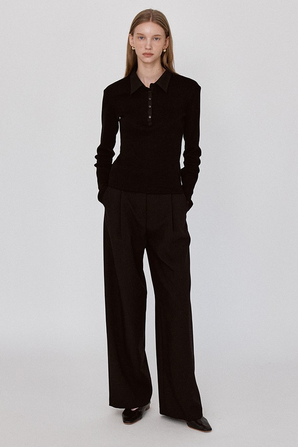 클래식 원턱 와이드 슬랙스 - 블랙은 미니멀하고 시크한 스타일을 추구하는 여성들을 위한 슬랙스입니다. 부드러운 촉감의 폴리에스테르, 레이온, 스판덱스 혼방 소재로 제작되어 편안한 착용감을 선사합니다. 넉넉한 루즈핏 와이드 실루엣에 원턱 디테일이 더해져 자연스러운 드레이프와 세련된 핏을 연출합니다. 오피스룩, 비즈니스 캐주얼, 모임룩 등 다양한 TPO에 활용 가능하며, 블랙과 그레이 두 가지 색상으로 출시되었습니다. 가을 시즌에 어울리는 중간 두께감의 긴 기장 슬랙스로, 사이드 포켓과 내부 턱 스티치 디테일이 돋보입니다.
