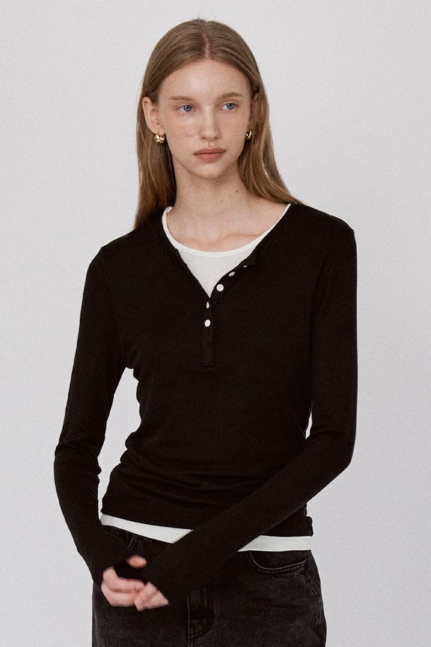 베이직 레이어드 티셔츠 - 블랙은 부드러운 촉감의 레이온, 울, 스판덱스 혼방 소재로 제작되어 편안한 착용감을 선사합니다. 얇은 두께감과 드레이프성 있는 원단으로 봄, 가을 시즌에 활용하기 좋으며, 헨리넥 또는 라운드넥 디자인으로 다양한 스타일을 연출할 수 있습니다. 긴 소매와 레귤러핏으로 캐주얼하고 미니멀한 스타일을 완성하며, 버튼 디테일과 레이어드 디자인이 돋보입니다. 데이트룩, 카페룩과 같은 TPO에 맞춰 활용하기 좋은 블랙 컬러의 베이직 티셔츠입니다.
