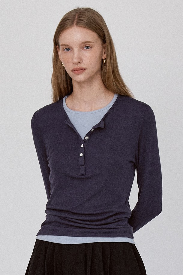 베이직 레이어드 패널 티셔츠 - 네이비는 여성용 상의로, 헨리넥과 라운드넥이 레이어드된 디자인이 특징입니다. 부드러운 촉감의 레이온, 울, 스판덱스 혼방 소재로 제작되어 봄, 가을, 겨울철에 착용하기 좋으며, 레귤러핏으로 편안하게 스타일을 연출할 수 있습니다. 캐주얼, 미니멀, 클래식한 스타일을 선호하는 분들께 추천하며, 데이트룩이나 카페룩에 매치하기 좋습니다. 무지 디자인에 버튼 디테일이 더해져 밋밋함을 덜어줍니다. 네이비와 블랙 두 가지 컬러로 만나보세요.
