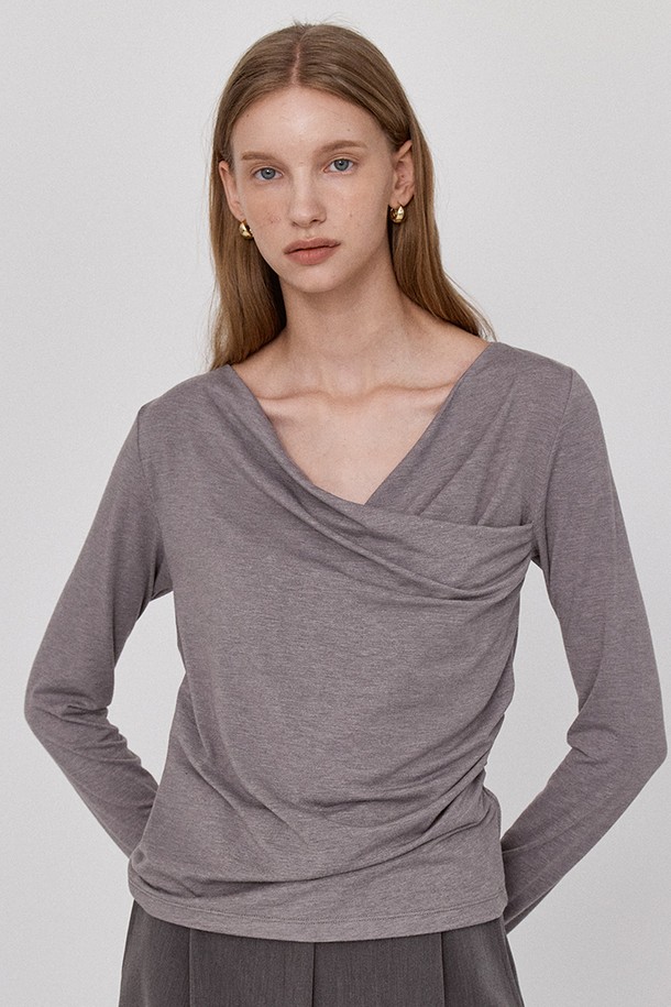 크로스 셔링 러플 티셔츠 - 그레이는 여성스러운 무드를 연출하는 베이직 스타일의 티셔츠입니다. 부드러운 촉감의 폴리에스테르, 레이온, 스판덱스 혼방 소재로 제작되어 편안한 착용감을 선사합니다. 브이넥과 크로스넥 디자인, 긴 소매 기장, 내추럴 핏으로 세련된 실루엣을 완성합니다. 셔링과 러플 디테일, 비대칭 플리팅, 크로스오버 디테일, 허리 턱 디테일이 더해져 특별함을 더했습니다. 데이트룩, 모임룩, 카페룩 등 다양한 TPO에 활용 가능한 아이템입니다. 클래식, 미니멀, 로맨틱 스타일을 즐기는 분들께 추천합니다.
