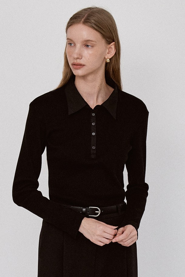 리브드 패널 클래식 카라 티셔츠 - 블랙은 여성용 상의 티셔츠로, 사계절 내내 활용하기 좋은 아이템입니다. 슬림핏 디자인에 긴 소매, 얇은 두께감으로 제작되었으며, 2x1 립 코튼 소재와 바이오 워싱 가공을 통해 부드러운 촉감과 신축성을 자랑합니다. 클래식하고 베이직한 스타일을 연출하며 헨리넥과 버튼 여밈 디테일로 포인트를 더했습니다. 데이트룩, 카페룩 등 다양한 TPO에 미니멀하고 캐주얼한 무드로 매치하기 좋습니다.
