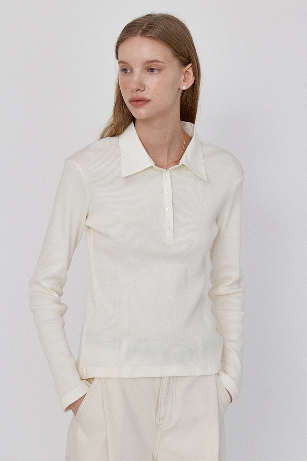 크림 컬러의 골지 립 코튼 소재로 제작된 클래식 카라 티셔츠입니다. 슬림핏으로 디자인되어 여성스러운 실루엣을 연출하며, 긴 소매 기장으로 사계절 내내 활용 가능합니다. 버튼 클로저 디테일과 헨리넥 디자인이 더해져 은은한 포인트를 더합니다. 부드러운 촉감과 바이오 워싱 처리로 편안한 착용감을 선사하며, 데이트룩, 미니멀, 캐주얼 스타일에 모두 잘 어울립니다.
