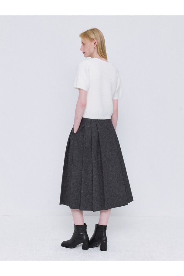 아이보리 컬러의 Soft Wool Blend Crop Knit (소프트 울 블렌드 크롭 니트)입니다. 부드러운 촉감의 울 블렌드 소재로 제작되어 가을, 겨울 시즌에 따뜻하게 착용할 수 있습니다. 미니멀하고 베이직한 스타일로, 라운드 넥과 반소매 디자인이 특징입니다. 레귤러핏 크롭 기장으로 다양한 하의와 매치하여 스타일리시하게 연출할 수 있습니다. 데일리룩에 활용하기 좋은 아이템입니다.
