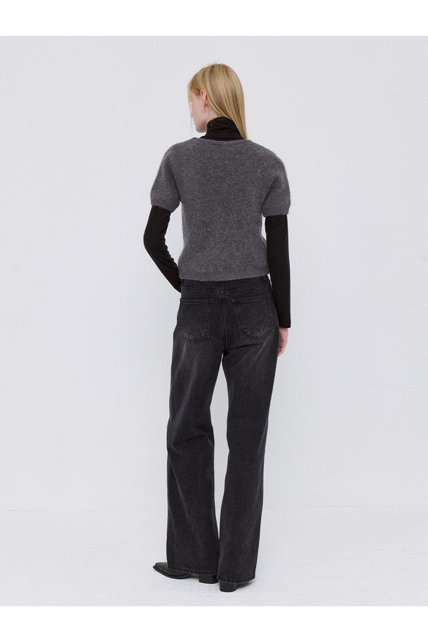 부드러운 울 블렌드 소재의 크롭 니트, 그레이 컬러입니다. 베이직하고 미니멀한 스타일로, 가을과 겨울에 따뜻하게 입을 수 있습니다. 라운드넥과 긴 소매 디자인으로, 레귤러 핏을 선사합니다. 출근룩과 모임룩, 그리고 클래식, 미니멀, 캐주얼 스타일 모두에 잘 어울립니다. 두꺼운 두께감으로 포근하고, 부드러운 촉감이 특징입니다.
