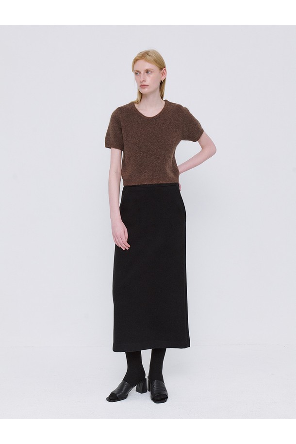 브라운 컬러의 Soft Wool Blend 크롭 니트입니다. 울 블렌드 소재로 제작되어 부드러운 촉감과 함께 가을, 겨울 시즌 보온성을 높여줍니다. 라운드넥 디자인에 반소매 기장으로, 베이직하고 미니멀한 스타일을 연출합니다. 레귤러핏으로 편안하게 착용 가능하며, 출근룩이나 모임룩 등 다양한 TPO에 활용할 수 있습니다. 미니멀, 클래식, 캐주얼 스타일을 즐겨 입는 여성분들께 추천합니다.
