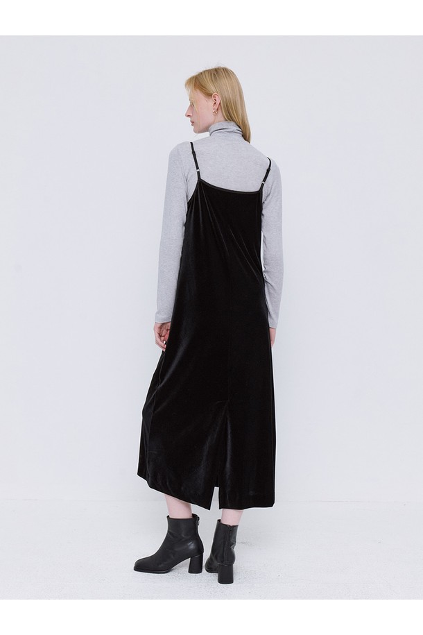 광택감 있는 벨벳 롱 민소매 드레스는 여성스러운 실루엣을 강조하는 미니멀하고 베이직한 디자인입니다. 부드러운 촉감의 벨벳 소재가 고급스러운 분위기를 자아내며, 스퀘어 넥 라인이 세련된 포인트를 더합니다. 가을, 겨울 시즌에 어울리는 두꺼운 두께감으로 따뜻하게 착용 가능하며, 루즈핏 H라인으로 편안한 착용감을 선사합니다. 데이트룩, 모임룩, 연말 모임룩 등 다양한 TPO에 활용 가능하며, 클래식하고 시크한 스타일을 연출하기 좋습니다. 블랙 컬러로 어떤 아이템과도 쉽게 매치하여 폭넓은 스타일을 소화할 수 있습니다.
