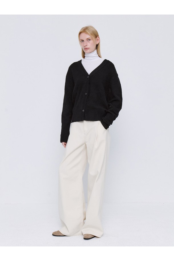 부드러운 울 소재의 블랙 Soft Wool Knit Wrap 카디건입니다. 가을과 겨울에 어울리는 두꺼운 두께감으로 따뜻함을 선사하며, 레귤러 핏과 브이넥 디자인으로 여성스러운 실루엣을 연출합니다. 랩 스타일의 싱글 버튼 여밈으로 세련된 포인트를 더했으며, 긴 소매 기장으로 더욱 포근한 느낌을 줍니다. 베이직, 미니멀, 시크 스타일을 즐기는 여성분들을 위한 출근룩, 모임룩, 데이트룩에 적합한 아이템입니다.
