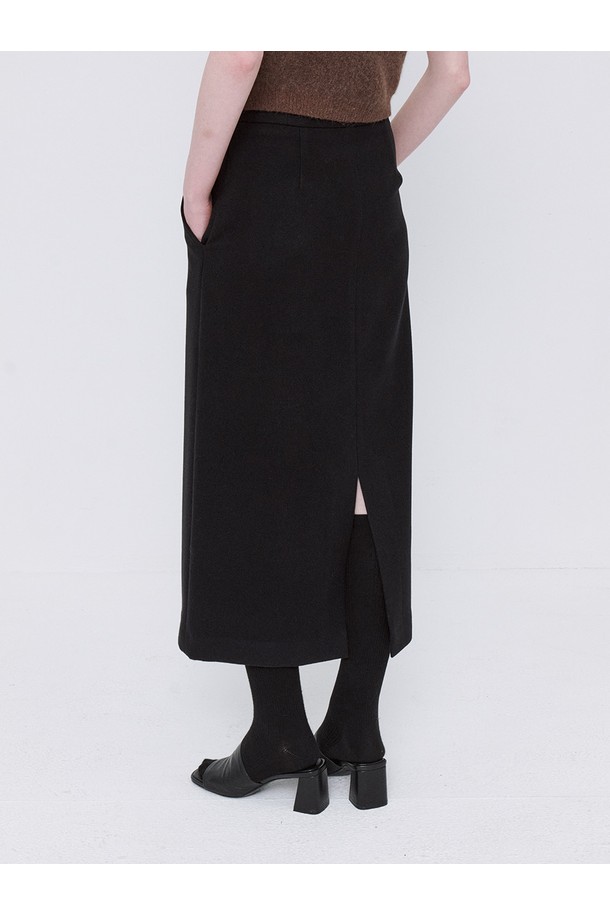 **베이직 울 텐셀 롱 스커트 - 블랙**

부드러운 촉감의 울과 텐셀 혼방 소재로 제작되어 가을, 겨울 시즌에 따뜻하게 착용하기 좋은 롱 스커트입니다. H라인 핏과 미니멀한 디자인으로 출근룩, 오피스룩, 모임룩 등 다양한 TPO에 활용하기 좋습니다. 베이직하면서도 시크한 스타일을 연출하며, 두꺼운 두께감으로 안정감 있는 착용감을 선사합니다. 블랙 컬러의 무지 디자인으로 어떤 상의와도 쉽게 매치하여 클래식한 룩을 완성할 수 있습니다.
