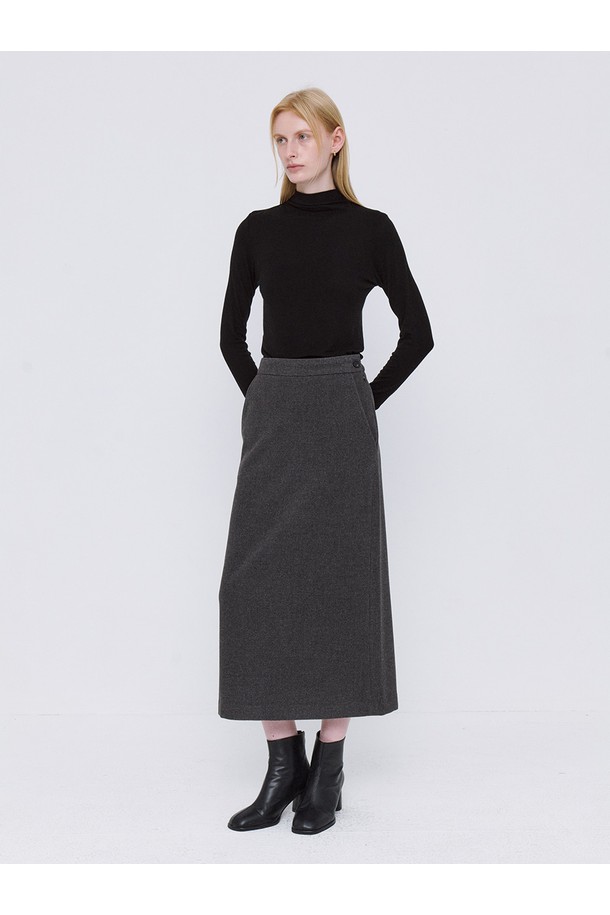 베이직 울 텐셀 롱 스커트 - 차콜은 가을과 겨울에 어울리는 여성 롱스커트입니다. 부드러운 텐셀과 울 소재 혼방으로 제작되어 포근하고 고급스러운 촉감을 선사합니다. 차콜 컬러의 무지 디자인과 A라인 핏, 레귤러핏으로 미니멀하고 시크한 스타일을 연출합니다. 출근룩, 오피스룩, 모임룩 등 다양한 TPO에 활용 가능한 활용도 높은 아이템입니다. 클래식하고 세련된 스타일을 완성해 보세요.
