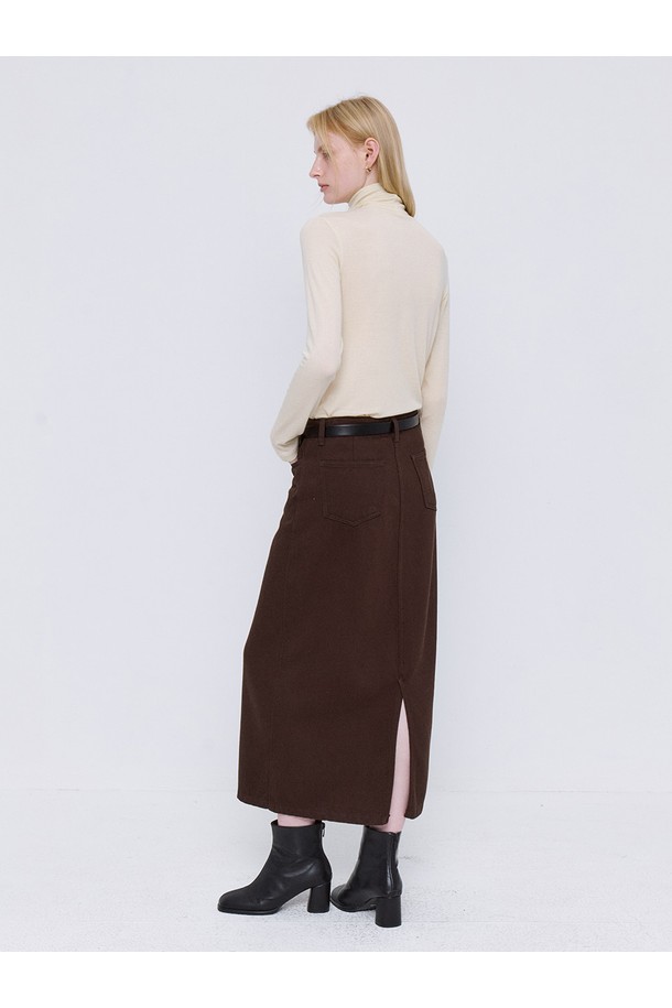 클래식 실키 롱 스커트 - 브라운은 부드러운 실크 소재로 제작되어 은은한 광택감을 선사합니다. A라인 핏으로 다리가 길어 보이는 효과를 주며, 미니멀하고 시크한 스타일을 연출합니다. 사계절 내내 활용 가능한 이 롱 스커트는 오피스룩, 모임룩, 데이트룩 등 다양한 TPO에 잘 어울립니다. 브라운 컬러는 어떤 상의와도 매치하기 쉬워 데일리룩으로 손색없습니다. 세련된 클래식 무드를 더해 당신의 스타일을 완성해보세요.
