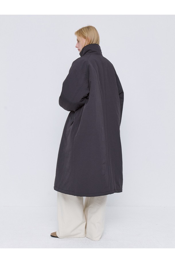 클래식 소프트 롱 패딩 코트 - 차콜은 겨울철 일상에서 따뜻함과 스타일을 모두 잡을 수 있는 아이템입니다. 부드러운 폴리에스터 소재와 두꺼운 패딩 안감으로 제작되어 뛰어난 보온성과 방풍 기능을 제공합니다. 차콜 컬러의 무지 디자인과 오버핏, 롱 기장은 베이직하면서도 클래식한 스타일을 연출하며, 하이넥 디자인과 집업 여밈 방식으로 편안함을 더했습니다. 넉넉한 긴 소매는 활동성을 보장하며, 미니멀한 스타일을 선호하는 분들께 적합합니다.
