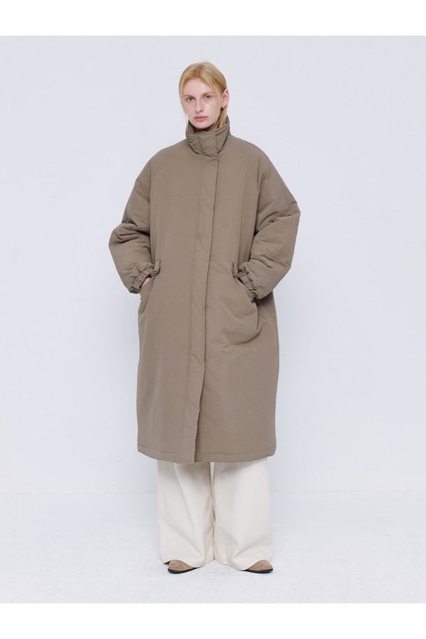클래식 소프트 롱 패딩 코트 - 카키베이지는 여성용 아우터 패딩 코트입니다. 겨울철 일상에 적합하며, 베이직하고 클래식한 스타일을 연출합니다. 부드러운 폴리에스테르 소재로 제작되었으며, 두꺼운 두께감으로 따뜻함을 제공합니다. 하이넥 디자인과 롱 기장, 긴 소매, 오버핏으로 편안한 착용감을 선사하며, 스냅 여밈 방식과 포켓 디테일이 특징입니다. 카키베이지 컬러의 무지 디자인으로 미니멀한 스타일을 완성합니다.

