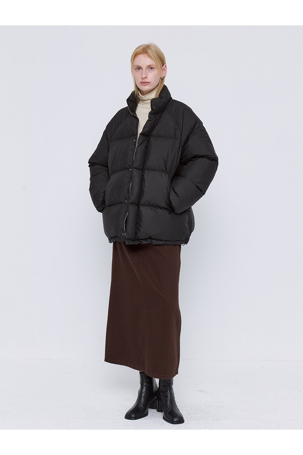 베이직 덕 다운 하프 패딩 - 블랙은 겨울철 여성의 따뜻함과 스타일을 책임질 숏패딩입니다. 부드러운 촉감의 덕다운 충전재와 두꺼운 두께감으로 뛰어난 보온성을 제공하며, 하이넥 디자인이 찬 바람을 효과적으로 막아줍니다. 캐주얼, 미니멀, 클래식 스타일 모두 소화 가능한 무지 디자인으로, 오버핏 실루엣이 편안하면서도 세련된 분위기를 연출합니다. 집업 방식으로 간편하게 착용 가능하며, 긴 소매 기장으로 더욱 따뜻하게 착용할 수 있습니다. 퀄팅 디테일이 돋보이는 블랙 컬러의 패딩은 겨울철 데일리룩에 활용하기 좋습니다.
