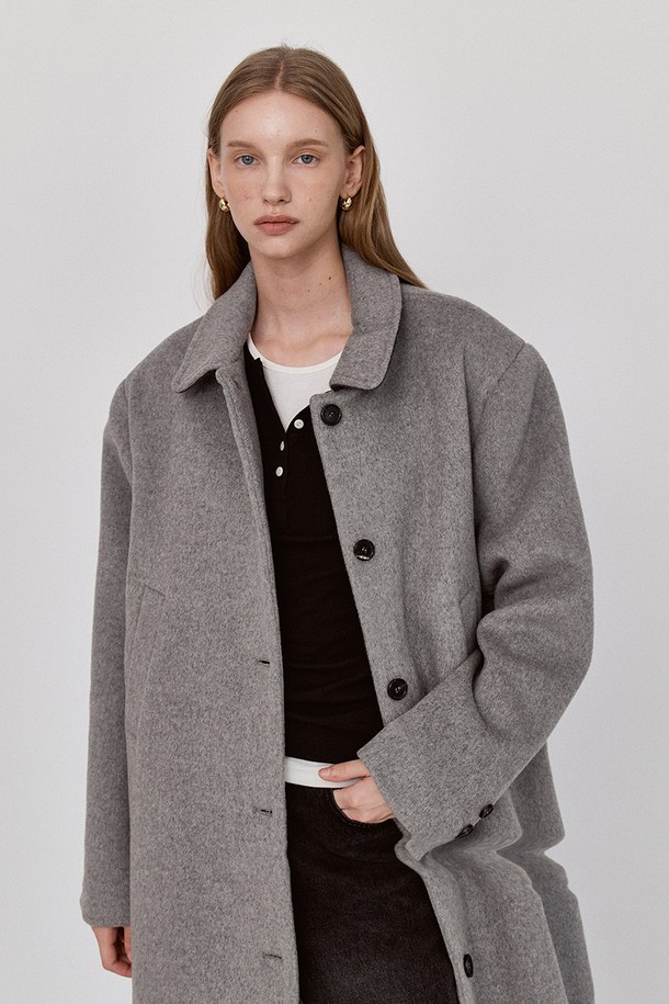 클래식 울 싱글 코트 - 그레이는 여성용 아우터로, 가을과 겨울에 어울리는 롱 기장의 싱글 코트입니다. 미니멀하고 시크한 스타일을 추구하는 분들께 추천드리며, 오피스룩, 겨울 데일리룩, 모임룩 등 다양한 TPO에 활용할 수 있습니다. 그레이와 블랙 두 가지 컬러로 출시되었으며, 루즈핏과 릴랙스핏의 편안한 착용감을 선사합니다. 두꺼운 울과 폴리에스테르 혼방 소재로 제작되어 보온성을 높였으며, 자연소재 버튼, 로고 인그레이빙, 심플한 포켓 디테일, 백 햄 슬릿 등의 특징을 더했습니다.
