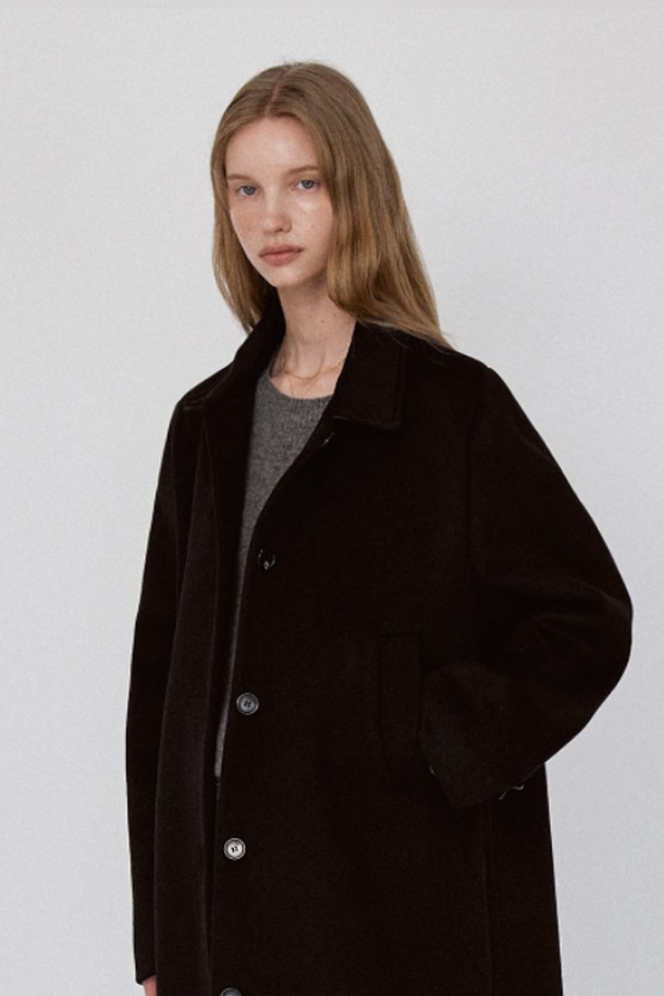 클래식 울 싱글 코트 - 블랙은 여성용 아우터로, 가을에 어울리는 릴랙스핏 롱 코트입니다. 블랙과 그레이 두 가지 색상으로 만나볼 수 있으며, 클래식하고 베이직한 스타일을 연출합니다. 울과 폴리에스테르 혼방의 두꺼운 소재로 제작되어 포근함을 더하고, 싱글 버튼 여밈 방식과 긴 소매가 특징입니다. 오피스룩, 출근룩, 데이트룩 등 다양한 TPO에 활용 가능하며, 미니멀하고 시크한 스타일을 완성합니다. 프론트 본딩 처리, 내추럴 소재 버튼, 로고 엠보싱, 심플한 포켓 디테일, 백 햄 슬릿 등의 디테일이 돋보입니다.
