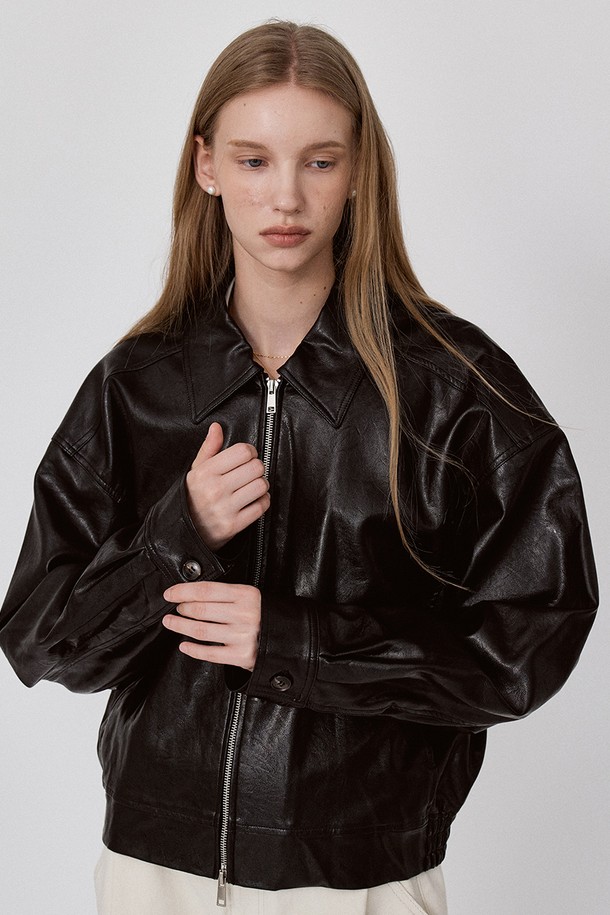 2Way 레더 크롭 재킷 - 블랙은 미니멀, 캐주얼, 시크한 스타일을 연출하기에 좋은 여성용 아우터입니다. 봄, 가을에 착용하기 적합하며, 비건 가죽(폴리우레탄) 소재로 부드러운 촉감을 자랑합니다. 루즈핏과 박시핏의 넉넉한 핏으로 편안함을 더하고, 크롭 기장과 투웨이 스타일의 집업 디자인이 특징입니다. 밴딩 디테일, 사이드 패널, 긴 소매 기장으로 포인트를 주어 데이트룩과 쇼핑룩에 활용하기 좋습니다.
