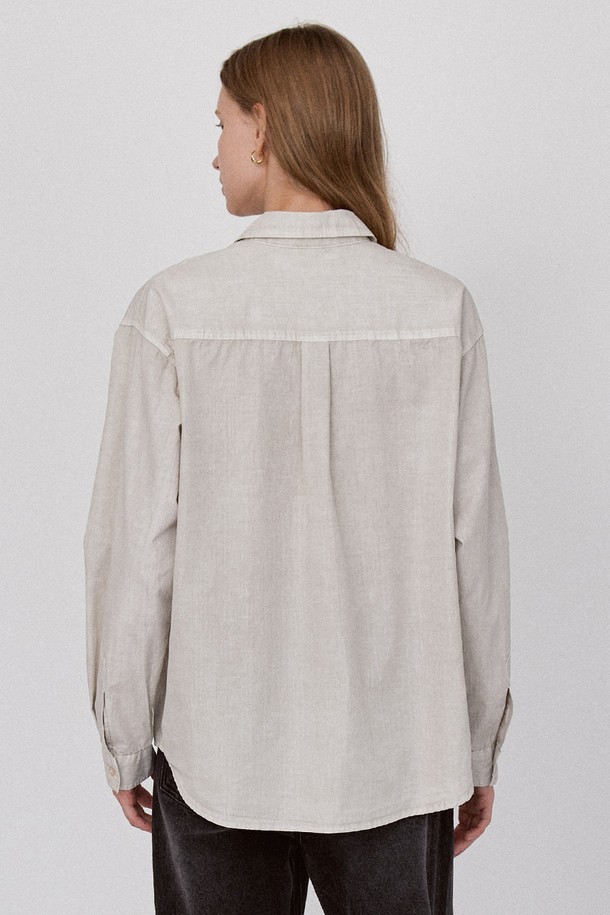 소프트 다잉 셔츠 - 베이지는 부드러운 촉감의 면 소재로 제작된 셔츠입니다. 피그먼트 가먼트 다잉 공법으로 빈티지한 베이지 컬러감을 살렸으며, 릴랙스 핏과 차이나 칼라 디자인이 특징입니다. 긴 소매 기장에 무지 패턴으로 어떤 스타일에도 잘 어울리는 데일리 아이템입니다. 이중 스티칭으로 내구성을 높여 오래도록 착용할 수 있으며, 가을 시즌 출근룩이나 나들이룩에 활용하기 좋습니다. 클래식, 미니멀, 캐주얼 스타일을 즐기는 분들께 추천합니다.
