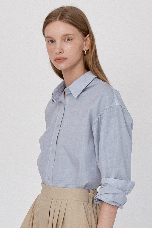 소프트 다잉 셔츠 - 소라, 부드러운 면 소재로 제작되어 편안한 착용감을 선사합니다. 베이지와 소라 두 가지 색상으로 출시되었으며 데일리 및 캐주얼룩에 활용하기 좋습니다. 가을 시즌에 어울리는 릴랙스 핏의 긴 소매 셔츠로, 차이나 칼라 디자인이 돋보입니다. 피그먼트 가먼트 다잉 공법과 이중 스티칭 처리로 빈티지한 컬러감을 더했습니다. 카페룩이나 가을 나들이룩에 매치하여 미니멀하고 클래식한 스타일을 연출해보세요.
