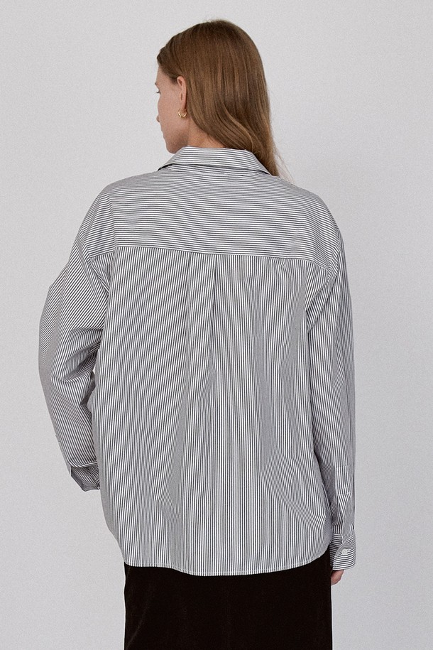 데일리 스트라이프 셔츠 - 그레이 (Daily Stripe Shirt - Gray)는 부드러운 촉감의 폴리에스터와 면 혼방 소재로 제작되어 편안한 착용감을 선사합니다. 릴랙스핏으로 디자인되어 활동성을 높였으며, 가을 시즌에 어울리는 얇은 두께감으로 제작되었습니다. 베이직하고 캐주얼한 스타일로, 카라넥과 긴소매, 그리고 그레이 베이지 컬러의 스트라이프 패턴이 특징입니다. 앞면 외부 포켓과 뒷면 턱 디테일, 고급스러운 스티칭, 깔끔한 마감 처리가 돋보입니다. 카페룩이나 출근룩 등 다양한 TPO에 활용하기 좋은 데일리 셔츠입니다.
