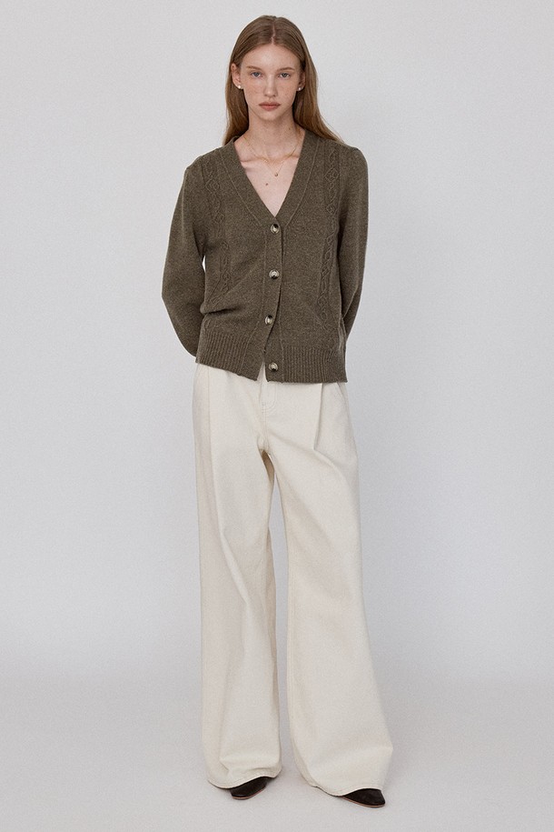코지 케이블 니트 가디건 - 카키는 부드러운 촉감의 울, 나일론, 폴리에스테르 혼방 소재로 제작되어 가을, 겨울 시즌에 따뜻하게 착용하기 좋습니다. 릴랙스 핏과 V넥 디자인으로 편안하면서도 여성스러운 실루엣을 연출하며, 케이블과 골지 패턴이 돋보입니다. 리브드 소매단과 밑단 마감으로 안정적인 핏을 선사하며, 데일리룩, 캐주얼룩, 카페룩 등 다양한 TPO에 활용하기 좋은 베이직하고 심플한 디자인입니다. 클래식, 미니멀 스타일을 즐겨 입는 여성분들께 추천합니다.
