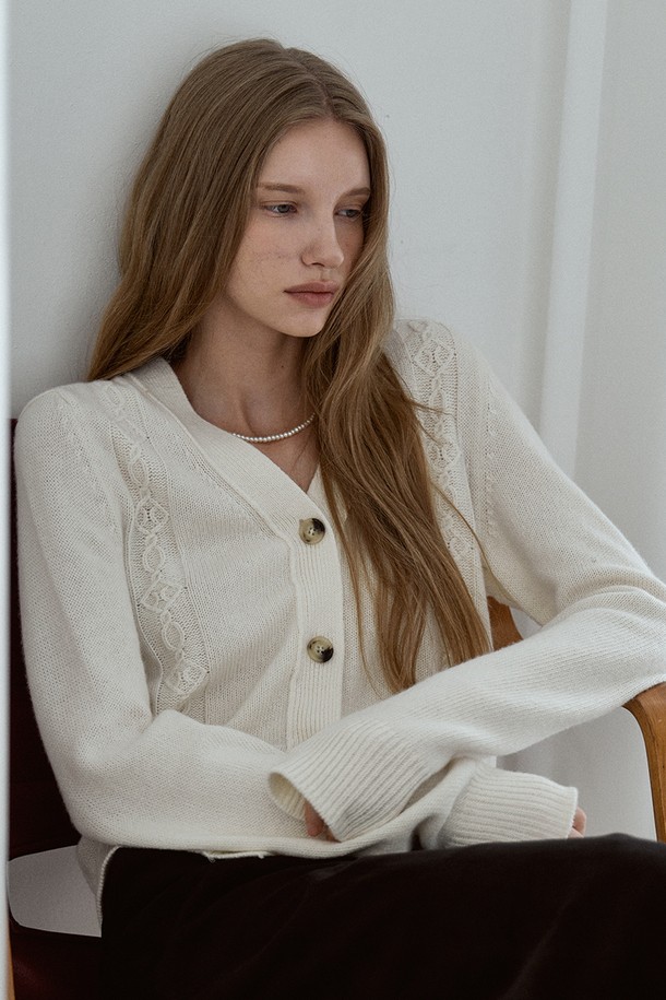 **코지 케이블 니트 가디건 - 아이보리**

부드러운 촉감의 아이보리 컬러 '코지 케이블 니트 가디건'입니다. 여성용 니트/스웨터 카테고리에 속하며, 가을과 겨울에 따뜻하게 입을 수 있습니다. 릴랙스핏으로 편안하게 착용 가능하며, 브이넥 디자인과 긴 소매 기장이 특징입니다. 케이블 및 골지 패턴, 두꺼운 두께감으로 보온성을 높였으며, 리브드 소매단과 밑단, 프론트 테이블 스티치 디자인으로 포인트를 더했습니다. 겨울 데일리룩, 카페룩, 캐주얼, 클래식, 미니멀 스타일을 연출하기에 좋습니다.
