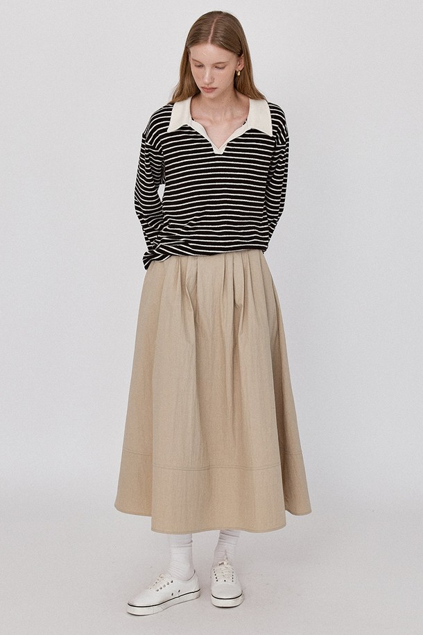 플리츠 플로우 밴딩 롱 스커트 - 베이지는 여성용 롱 스커트로, 봄, 여름, 가을에 활용하기 좋습니다. 가볍고 부드러운 면, 나일론, 폴리에스테르 혼방 소재로 제작되어 편안한 착용감을 선사합니다. A라인 & 플리츠 디자인에 무지 패턴으로 어떤 상의와도 쉽게 매치할 수 있으며, 밴딩 허리와 루즈핏으로 편안함을 더했습니다. 허리 부분은 밴딩 처리되었으며, 사이드 포켓과 바이오워싱 가공으로 실용성과 퀄리티를 높였습니다. 동네 마실룩, 카페룩, 여행룩 등 캐주얼, 미니멀, 클래식 스타일을 연출하고 싶을 때 추천합니다.
