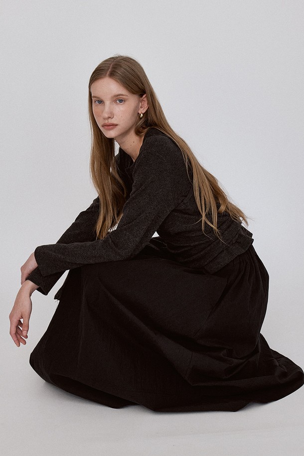 플리츠 플로우 밴딩 롱 스커트 - 블랙은 여성 고객을 위한 일상용 플리츠 스커트입니다. 면, 나일론, 폴리에스테르 혼방 소재로 제작되어 가볍고 부드러운 촉감을 선사합니다. 얇은 두께감의 루즈핏 A라인 맥시 기장으로, 밴딩 허리와 사이드 포켓, 앞면 턱 디테일이 특징입니다. 자연스러운 드레이핑과 블랙 컬러가 미니멀하고 베이직한 무드를 연출하며, 데이트룩과 쇼핑룩에 잘 어울립니다. 신축성 있는 소재로 편안한 착용감을 제공하며, 사계절 내내 활용 가능한 아이템입니다.
