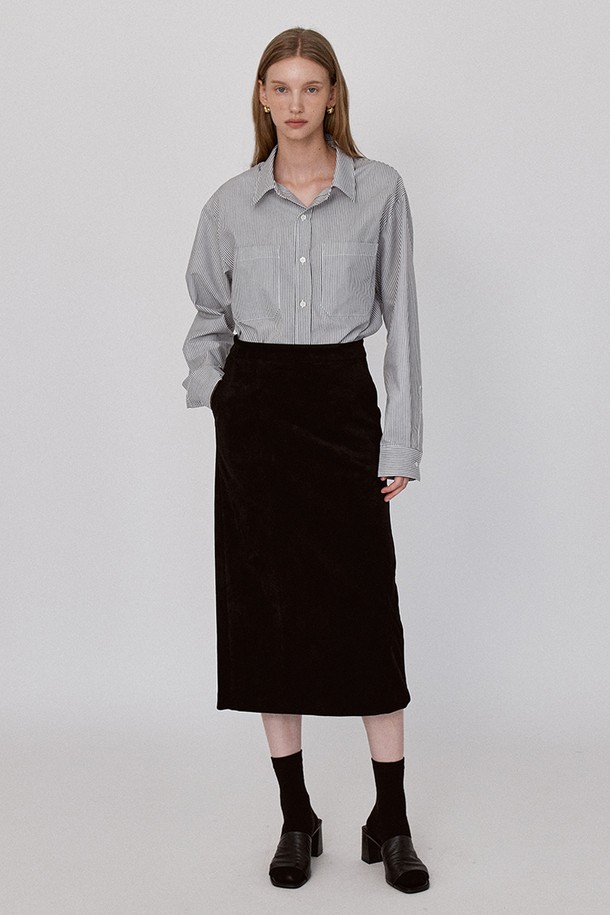 베이직 스웨이드 롱 스커트 - 블랙은 데일리부터 오피스룩까지 다양한 스타일을 소화하는 여성용 미디 스커트입니다. 부드러운 촉감의 폴리에스테르와 폴리우레탄 혼방 소재로 제작되어 가을에 착용하기 좋습니다. H라인과 슬림핏 디자인으로 깔끔한 실루엣을 연출하며, 블랙과 카키 브라운 두 가지 컬러로 만나볼 수 있습니다. 백 슬릿 디테일과 백 센터 지퍼, 버튼 잠금, 허리 양쪽 대각선 포켓이 특징입니다. 미니멀, 클래식, 시크한 스타일을 선호하는 분들께 추천합니다.
