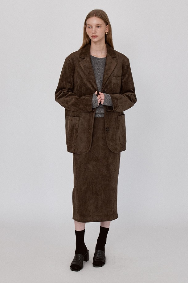 **베이직 스웨이드 롱 스커트 - 카키브라운**

부드러운 촉감의 베이직 스웨이드 롱 스커트입니다. 슬림핏 H라인으로 떨어지는 미디엄 기장의 스커트로, 가을 시즌 데이트룩과 모임룩에 적합합니다. 카키 브라운과 블랙 두 가지 색상으로 출시되었으며, 미니멀하고 시크한 스타일을 연출하기 좋습니다. 허리 양쪽 대각선 포켓과 백 슬릿 디테일이 돋보이며, 백 센터 지퍼와 버튼으로 간편하게 여밀 수 있습니다. 폴리에스테르와 폴리우레탄 혼방 소재로 제작되어 편안하게 착용 가능합니다.
