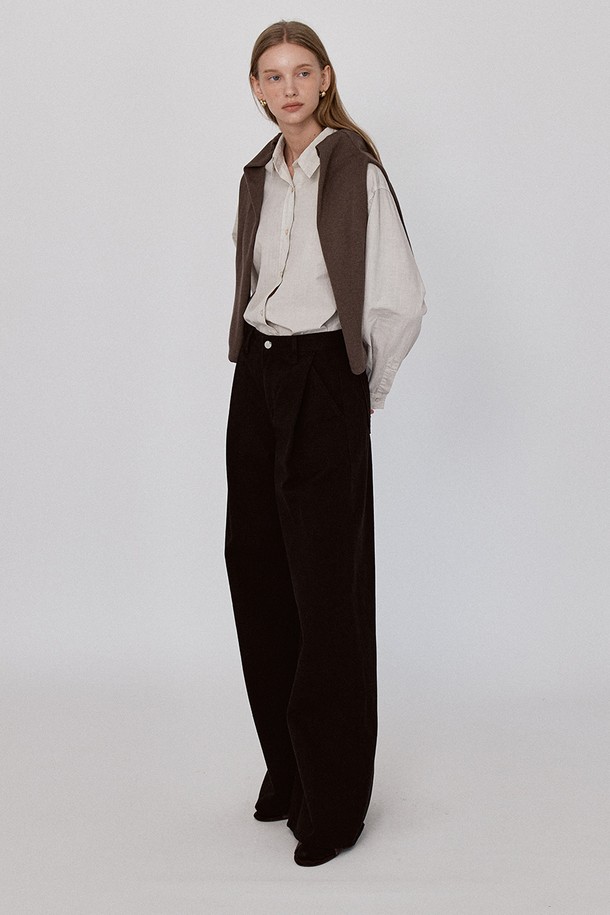 코튼 와이드 원턱 팬츠 - 블랙은 부드러운 면 소재로 제작되어 편안한 착용감을 선사합니다. 릴랙스핏으로 여유로운 실루엣을 연출하며, 베이직한 디자인으로 다양한 스타일 연출에 용이합니다. 가을 시즌에 적합하며, 얇은 두께감으로 가볍게 즐길 수 있습니다. 바이오 워싱 가공을 거쳐 자연스러운 질감을 살렸으며, YKK 지퍼를 사용하여 내구성을 높였습니다. 턱 디테일이 더해져 미니멀, 클래식, 캐주얼 무드를 모두 소화할 수 있습니다.
