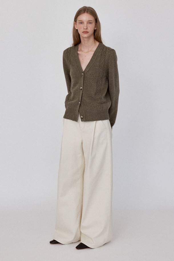 크림 컬러의 코튼 와이드 원 턱 팬츠는 베이직하면서도 캐주얼한 스타일을 연출합니다. 면 소재로 제작되어 부드러운 촉감을 선사하며, 사계절 내내 활용 가능합니다. 릴랙스 핏과 와이드한 바지핏으로 편안함을 강조했으며, 턱 디테일과 YKK 지퍼, 고품질 스티칭으로 완성도를 높였습니다. 바이오 워싱 가공으로 더욱 자연스러운 멋을 더해 동네 마실룩, 카페룩 등 다양한 TPO에 활용하기 좋습니다.
