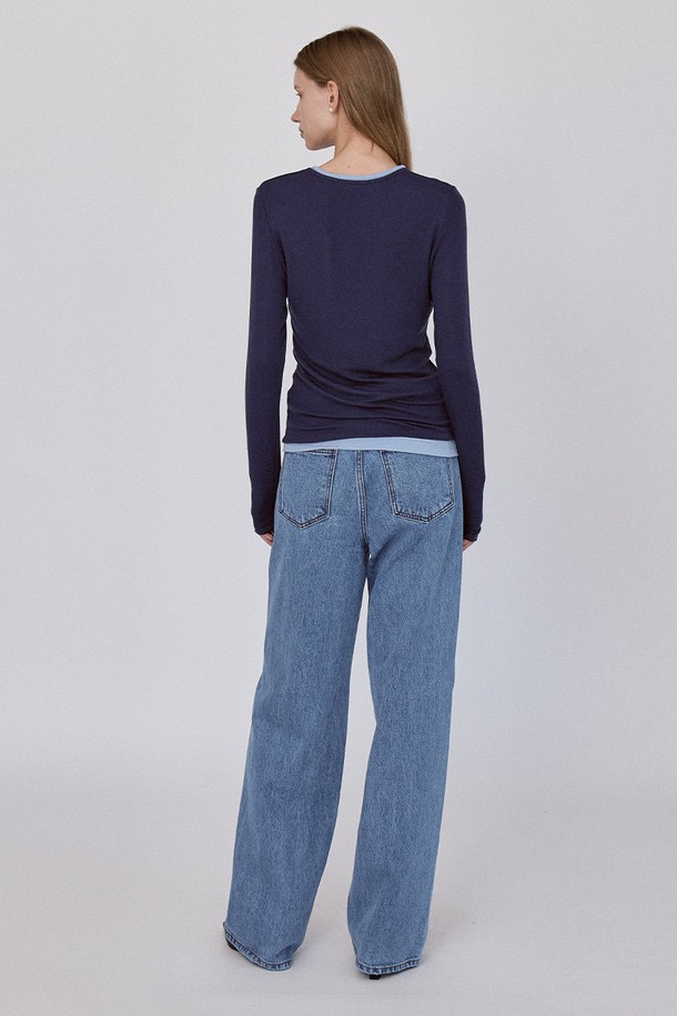 딥블루 컬러의 Shape Curved 데님 팬츠는 남녀 모두 착용 가능한 릴랙스핏 긴바지입니다. 고밀도 데님 원단과 뻣뻣한 촉감으로 탄탄한 착용감을 선사하며, 봄, 가을에 적합합니다. YKK 지퍼를 사용하여 내구성을 높였으며, 자연스러운 슬럽 텍스처가 특징입니다. 곡선 옆선 디자인으로 다리가 길어 보이는 릴랙스핏 데님 팬츠는 캐주얼, 미니멀, 클래식 스타일을 즐겨 입는 분들께 추천합니다. 데일리룩에 편안함과 스타일을 더해보세요.
