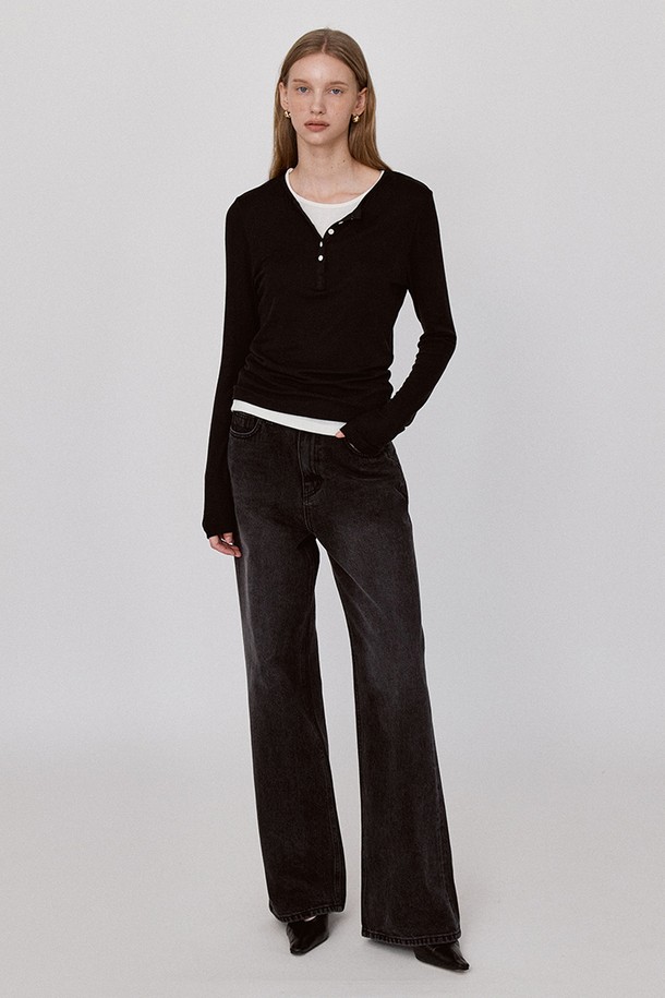 블랙 컬러의 와이드 워싱 데님 팬츠입니다. 캐주얼하고 베이직한 스타일로, 사계절 내내 활용하기 좋습니다. 넉넉한 와이드 핏과 오버핏으로 편안한 착용감을 선사하며, 빈티지한 워싱 가공으로 멋스러운 느낌을 더했습니다. YKK 지퍼와 고품질 스티칭 마감으로 튼튼하게 제작되었으며, 동네 마실룩이나 쇼핑룩 등 다양한 TPO에 잘 어울립니다. 면과 데님 혼방 소재로 제작되어 부드러운 촉감과 내구성을 갖췄습니다.
