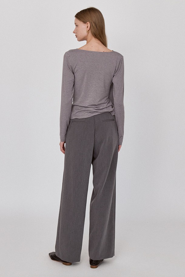 클래식 원턱 와이드 슬랙스 - 그레이는 미니멀하고 시크한 스타일을 추구하는 분들을 위한 포멀 및 일상용 슬랙스입니다. 가을에 적합한 중간 두께감의 폴리에스터, 레이온, 스판덱스 혼방 소재로 제작되어 부드러운 촉감과 릴랙스 핏을 제공합니다. 와이드 핏에 원턱 디테일을 더해 편안하면서도 세련된 실루엣을 연출하며, 내부 턱 스티칭과 자연스러운 드레이프로 핏을 완성합니다. 오피스룩, 비즈니스 캐주얼, 모임룩 등 다양한 TPO에 활용하기 좋은 아이템입니다.
