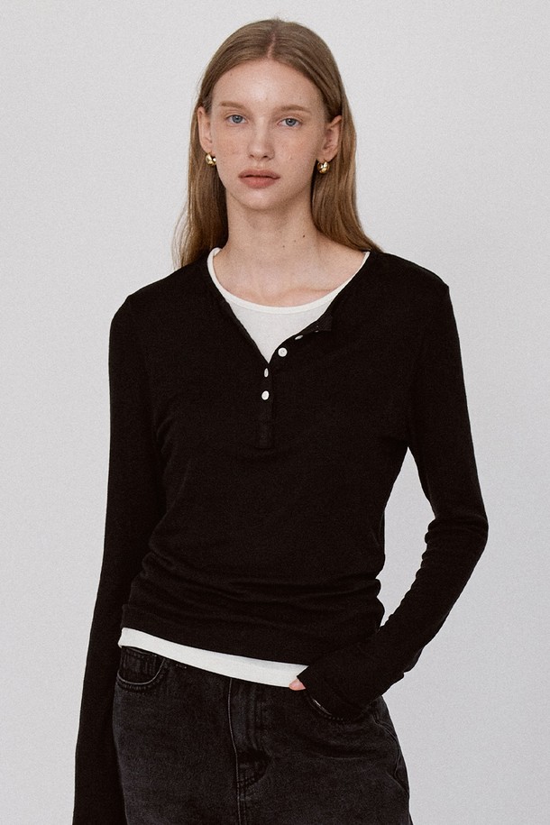 베이직 레이어드 티셔츠 - 블랙은 부드러운 촉감의 레이온, 울, 스판덱스 혼방 소재로 제작되어 편안한 착용감을 선사합니다. 얇은 두께감과 드레이프성 있는 원단으로 봄, 가을 시즌에 활용하기 좋으며, 헨리넥 또는 라운드넥 디자인으로 다양한 스타일을 연출할 수 있습니다. 긴 소매와 레귤러핏으로 캐주얼하고 미니멀한 스타일을 완성하며, 버튼 디테일과 레이어드 디자인이 돋보입니다. 데이트룩, 카페룩과 같은 TPO에 맞춰 활용하기 좋은 블랙 컬러의 베이직 티셔츠입니다.
