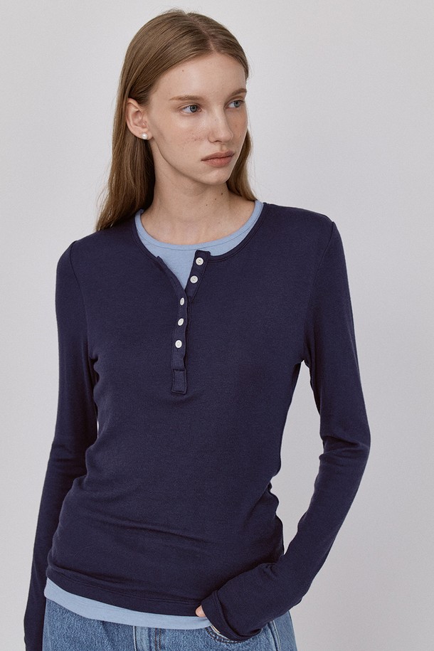 베이직 레이어드 패널 티셔츠 - 네이비는 여성용 상의로, 헨리넥과 라운드넥이 레이어드된 디자인이 특징입니다. 부드러운 촉감의 레이온, 울, 스판덱스 혼방 소재로 제작되어 봄, 가을, 겨울철에 착용하기 좋으며, 레귤러핏으로 편안하게 스타일을 연출할 수 있습니다. 캐주얼, 미니멀, 클래식한 스타일을 선호하는 분들께 추천하며, 데이트룩이나 카페룩에 매치하기 좋습니다. 무지 디자인에 버튼 디테일이 더해져 밋밋함을 덜어줍니다. 네이비와 블랙 두 가지 컬러로 만나보세요.

