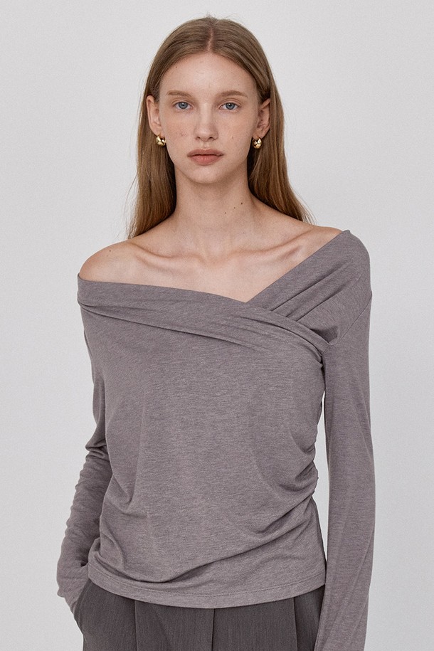 크로스 셔링 러플 티셔츠 - 그레이는 여성스러운 무드를 연출하는 베이직 스타일의 티셔츠입니다. 부드러운 촉감의 폴리에스테르, 레이온, 스판덱스 혼방 소재로 제작되어 편안한 착용감을 선사합니다. 브이넥과 크로스넥 디자인, 긴 소매 기장, 내추럴 핏으로 세련된 실루엣을 완성합니다. 셔링과 러플 디테일, 비대칭 플리팅, 크로스오버 디테일, 허리 턱 디테일이 더해져 특별함을 더했습니다. 데이트룩, 모임룩, 카페룩 등 다양한 TPO에 활용 가능한 아이템입니다. 클래식, 미니멀, 로맨틱 스타일을 즐기는 분들께 추천합니다.
