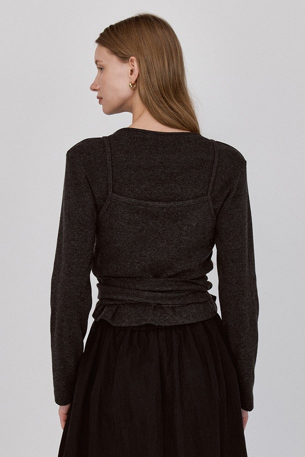 V넥 스트랩 슬리브리스 - 차콜은 데일리룩, 데이트룩, 카페룩에 활용하기 좋은 여성 상의입니다. 부드러운 촉감의 아크릴, 면, 레이온, 앙고라 혼방 소재로 제작되어 봄, 여름 시즌에 시원하게 착용할 수 있습니다. 레귤러 핏의 민소매 디자인에 V넥 라인으로 시원함을 더했으며, 앞면 레이스업 디테일로 포인트를 주어 스타일리시함을 강조했습니다. 골지 패턴과 차콜 컬러가 어우러져 미니멀, 클래식, 캐주얼 등 다양한 스타일을 연출할 수 있으며, 레이스업 방식으로 핏 조절이 가능하여 단독 또는 레이어드하여 활용할 수 있습니다.
