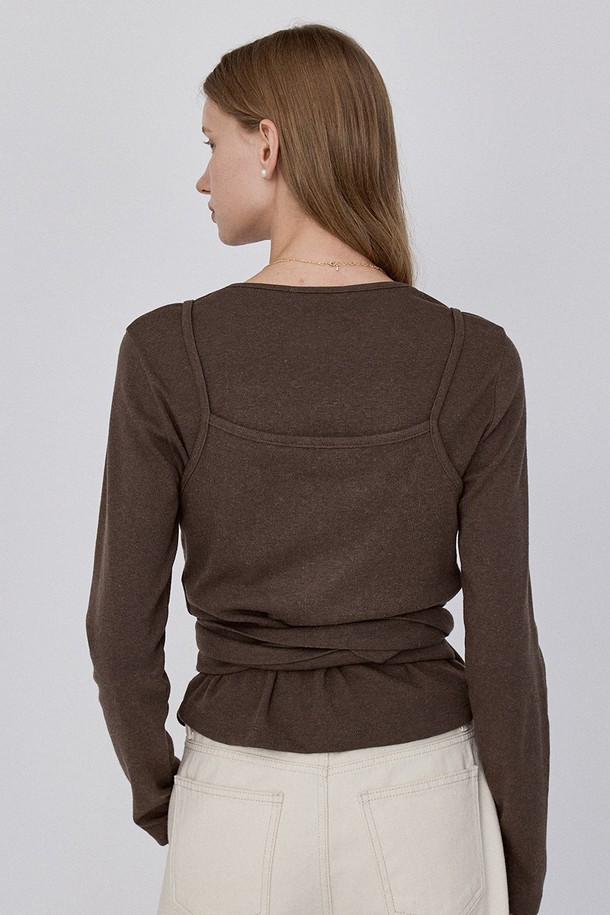 V넥 스트랩 슬리브리스 - 브라운은 가을에 어울리는 여성용 니트 슬리브리스입니다. 브라운과 차콜 두 가지 색상으로 만나볼 수 있으며, 얇은 두께감의 부드러운 촉감이 특징입니다. 레귤러핏으로 제작되었으며, V넥 디자인에 앞면 레이스업 디테일이 더해져 포인트를 더합니다. 레이스업 방식을 통해 핏을 조절할 수 있으며, 단독 또는 레이어드하여 다양한 스타일을 연출할 수 있습니다. 미니멀, 클래식, 캐주얼 무드로 데이트룩, 카페룩, 모임룩에 활용하기 좋습니다.
