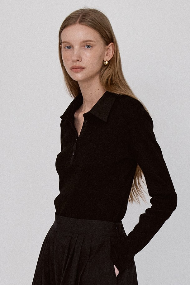 리브드 패널 클래식 카라 티셔츠 - 블랙은 여성용 상의 티셔츠로, 사계절 내내 활용하기 좋은 아이템입니다. 슬림핏 디자인에 긴 소매, 얇은 두께감으로 제작되었으며, 2x1 립 코튼 소재와 바이오 워싱 가공을 통해 부드러운 촉감과 신축성을 자랑합니다. 클래식하고 베이직한 스타일을 연출하며 헨리넥과 버튼 여밈 디테일로 포인트를 더했습니다. 데이트룩, 카페룩 등 다양한 TPO에 미니멀하고 캐주얼한 무드로 매치하기 좋습니다.
