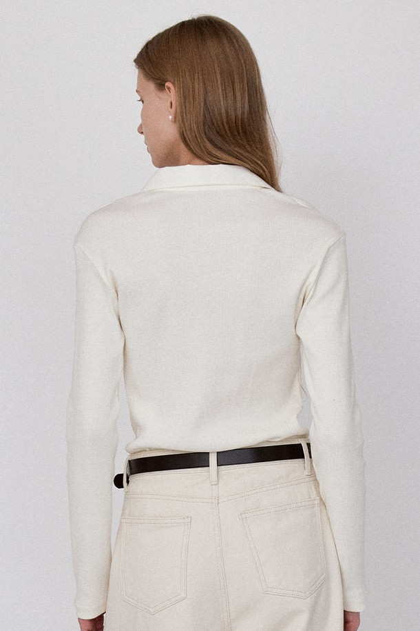 크림 컬러의 골지 립 코튼 소재로 제작된 클래식 카라 티셔츠입니다. 슬림핏으로 디자인되어 여성스러운 실루엣을 연출하며, 긴 소매 기장으로 사계절 내내 활용 가능합니다. 버튼 클로저 디테일과 헨리넥 디자인이 더해져 은은한 포인트를 더합니다. 부드러운 촉감과 바이오 워싱 처리로 편안한 착용감을 선사하며, 데이트룩, 미니멀, 캐주얼 스타일에 모두 잘 어울립니다.
