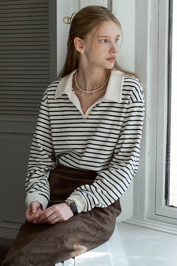 Stripe Soft 칼라 티셔츠 - 아이보리

부드러운 면 소재로 제작되어 편안한 착용감을 선사하는 스트라이프 패턴의 여성 오버핏 티셔츠입니다. 아이보리, 블랙 두 가지 색상으로 출시되었으며, 브이넥 디자인과 긴 소매 기장으로 캐주얼하면서도 베이직한 스타일을 연출합니다. 소매 부분의 컬러 대비와 헤링본 테이프 마감 디테일이 돋보이며, 봄, 가을 시즌에 동네 마실룩 또는 카페룩으로 활용하기 좋습니다. 미니멀, 클래식 무드를 즐기는 분들께 추천하는 제품입니다.
