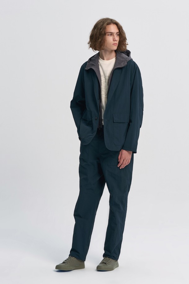 네이비 컬러의 NYLON SET 포켓 디테일 밴딩 트라우저입니다. 면 가공된 나일론 소재로 제작되어 부드러운 촉감과 우수한 내구성을 자랑하며, 가을과 겨울에 적합합니다. 허리 밴딩 디자인으로 편안한 착용감을 제공하며, 캐주얼, 미니멀, 클래식 스타일 연출에 용이합니다. 일상생활에서 데일리룩으로 활용하기 좋은 스트레이트 핏 긴 바지입니다. 포켓 디테일로 포인트를 더했습니다.
