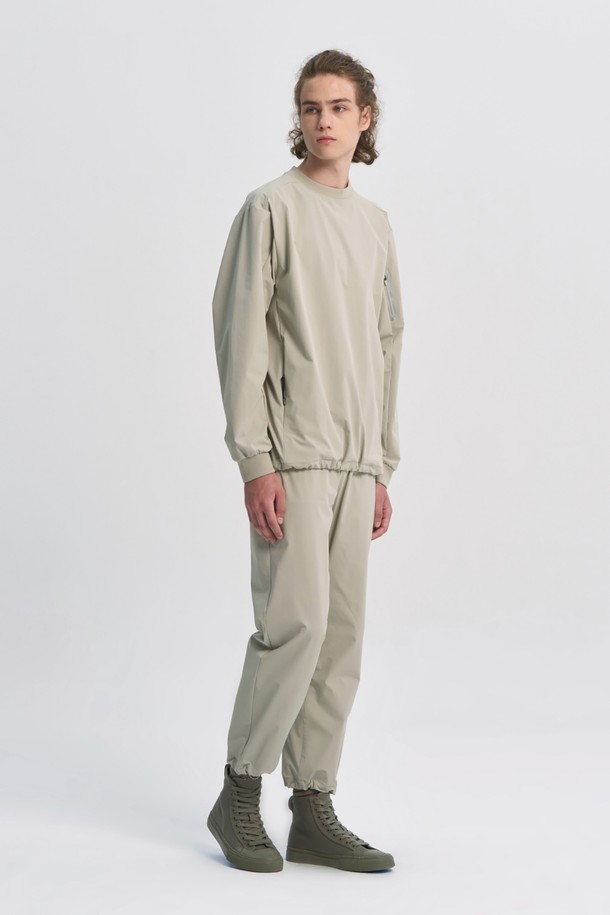 **LOGO WOVEN STRAIGHT TROUSERS - L/BEIGE (P233MPT113)**

베이지 컬러의 로고 우븐 디테일이 돋보이는 스트레이트 핏 바지입니다. 나일론, 폴리우레탄, 폴리에스터 혼방 소재로 제작되어 부드러운 촉감과 뛰어난 스트레치성을 제공합니다. 사계절 내내 데일리하게 착용 가능하며, 캐주얼, 미니멀, 클래식 스타일을 연출하기 좋습니다. 얇은 두께감으로 편안한 착용감을 선사하며, 안감이 있어 비침 걱정을 덜 수 있습니다. 동네 마실룩, 출근룩 등 다양한 TPO에 활용하기 좋은 아이템입니다.
