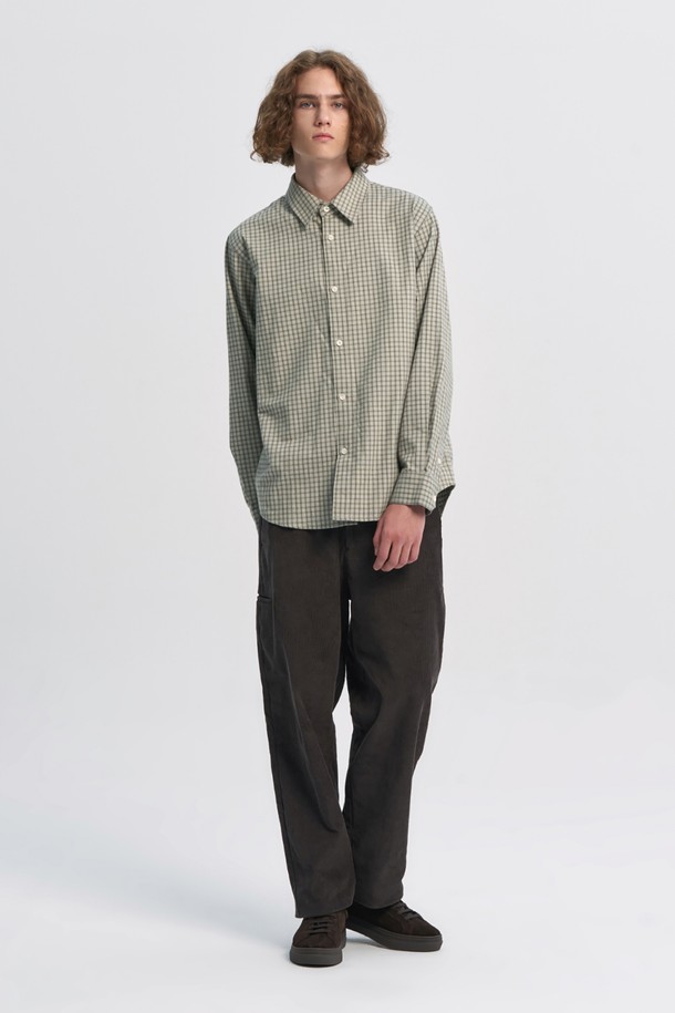 <p>코듀로이 릴랙스 핏 트라우저 - 차콜 (P234MPT226)는 가을, 겨울 시즌에 어울리는 남성용 코듀로이 팬츠입니다.</p>
<p>부드러운 촉감의 면 100% 코듀로이 소재로 제작되어 편안한 착용감을 선사하며, 릴랙스 핏으로 활동성을 높였습니다.</p>
<p>차콜 색상의 무지 디자인으로 다양한 상의와 매치하기 용이하며, 캐주얼, 미니멀, 클래식 스타일을 연출할 수 있습니다.</p>
<p>두꺼운 두께감으로 보온성을 더했으며, 데일리룩, 산책룩, 동네 마실룩 등 폭넓은 TPO에 활용하기 좋습니다.</p>
<p>밴딩 디테일 없이 깔끔하게 떨어지는 핏이 특징입니다.</p>
