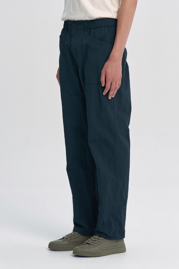 네이비 컬러의 NYLON SET 포켓 디테일 밴딩 트라우저입니다. 면 가공된 나일론 소재로 제작되어 부드러운 촉감과 우수한 내구성을 자랑하며, 가을과 겨울에 적합합니다. 허리 밴딩 디자인으로 편안한 착용감을 제공하며, 캐주얼, 미니멀, 클래식 스타일 연출에 용이합니다. 일상생활에서 데일리룩으로 활용하기 좋은 스트레이트 핏 긴 바지입니다. 포켓 디테일로 포인트를 더했습니다.
