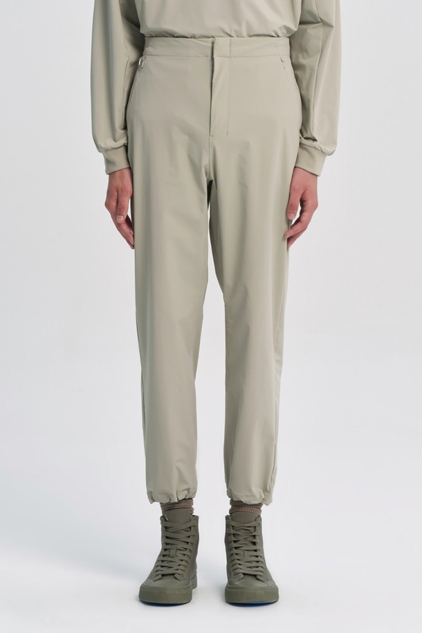 **LOGO WOVEN STRAIGHT TROUSERS - L/BEIGE (P233MPT113)**

베이지 컬러의 로고 우븐 디테일이 돋보이는 스트레이트 핏 바지입니다. 나일론, 폴리우레탄, 폴리에스터 혼방 소재로 제작되어 부드러운 촉감과 뛰어난 스트레치성을 제공합니다. 사계절 내내 데일리하게 착용 가능하며, 캐주얼, 미니멀, 클래식 스타일을 연출하기 좋습니다. 얇은 두께감으로 편안한 착용감을 선사하며, 안감이 있어 비침 걱정을 덜 수 있습니다. 동네 마실룩, 출근룩 등 다양한 TPO에 활용하기 좋은 아이템입니다.

