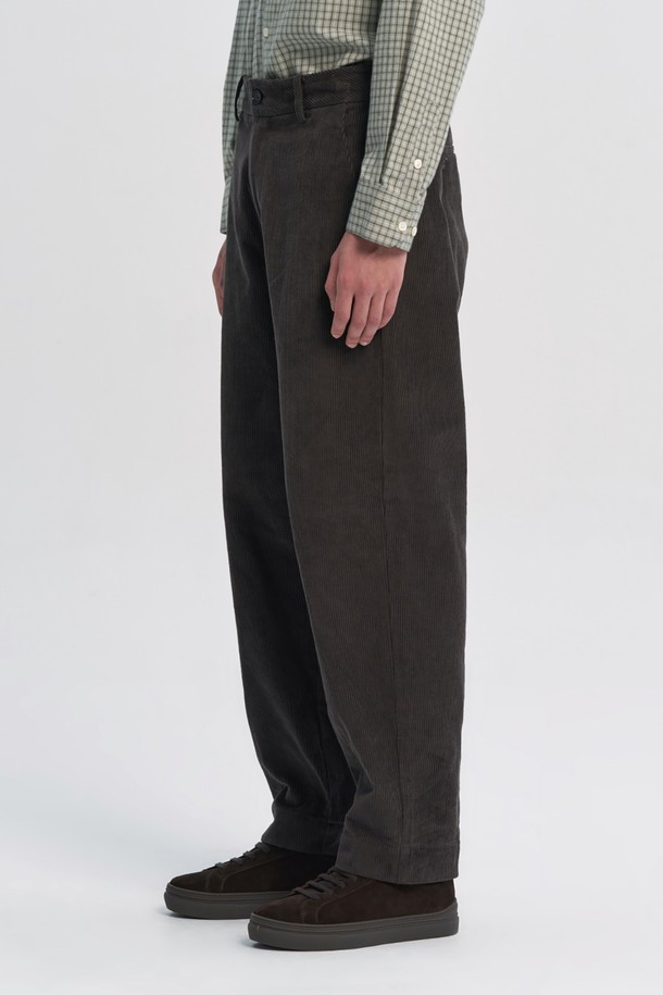 <p>코듀로이 릴랙스 핏 트라우저 - 차콜 (P234MPT226)는 가을, 겨울 시즌에 어울리는 남성용 코듀로이 팬츠입니다.</p>
<p>부드러운 촉감의 면 100% 코듀로이 소재로 제작되어 편안한 착용감을 선사하며, 릴랙스 핏으로 활동성을 높였습니다.</p>
<p>차콜 색상의 무지 디자인으로 다양한 상의와 매치하기 용이하며, 캐주얼, 미니멀, 클래식 스타일을 연출할 수 있습니다.</p>
<p>두꺼운 두께감으로 보온성을 더했으며, 데일리룩, 산책룩, 동네 마실룩 등 폭넓은 TPO에 활용하기 좋습니다.</p>
<p>밴딩 디테일 없이 깔끔하게 떨어지는 핏이 특징입니다.</p>
